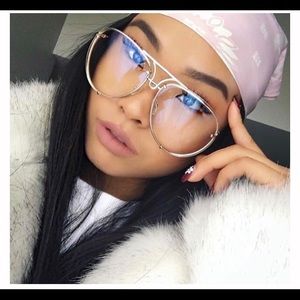 Clear lends sunglasses